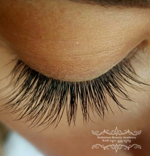 کاشت مژه ابریشمی در آموزشگاه زیبایی مه سیما در رشت